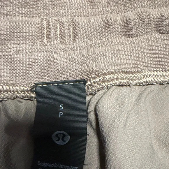 Lululemon Athletica Beige Athletic Shorts license to train size small - Picture 4 of 5